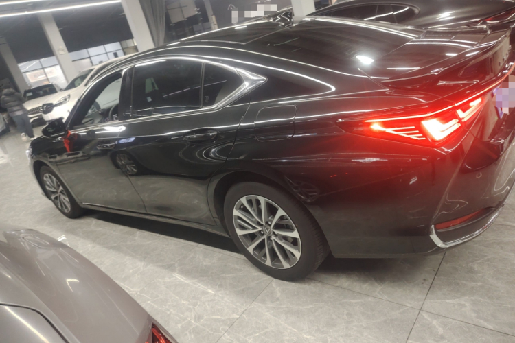 雷克萨斯ES 2025款 300h 臻享版车身外观6003