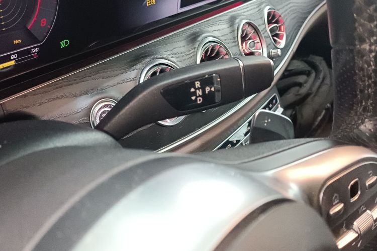 奔驰E级 2020款 改款 E 300 L 运动时尚型局部细节18