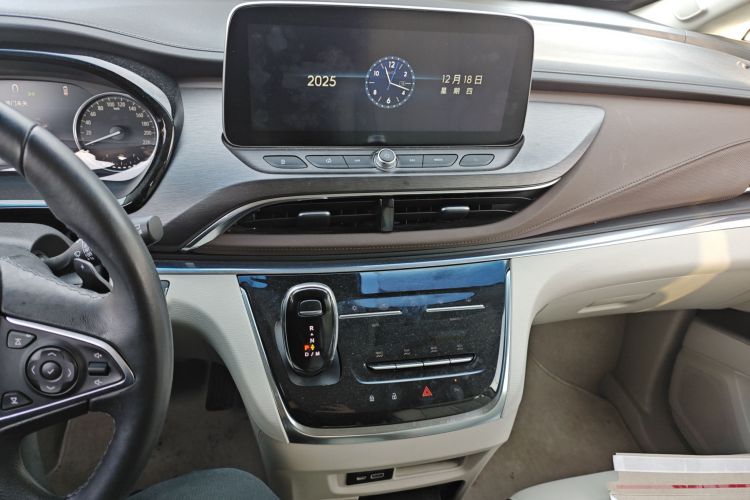 别克GL8 2022款 陆上公务舱 652T 豪华型中控内饰16