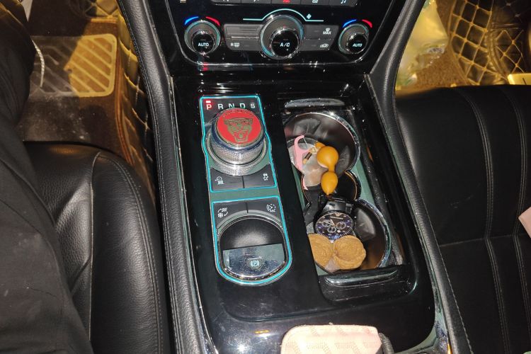 捷豹XJ 2016款 XJL 3.0 SC 两驱典雅商务版中控内饰18