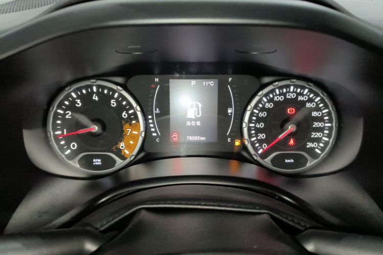 Jeep 自由侠 2017款 180T 自动高能版中控内饰14