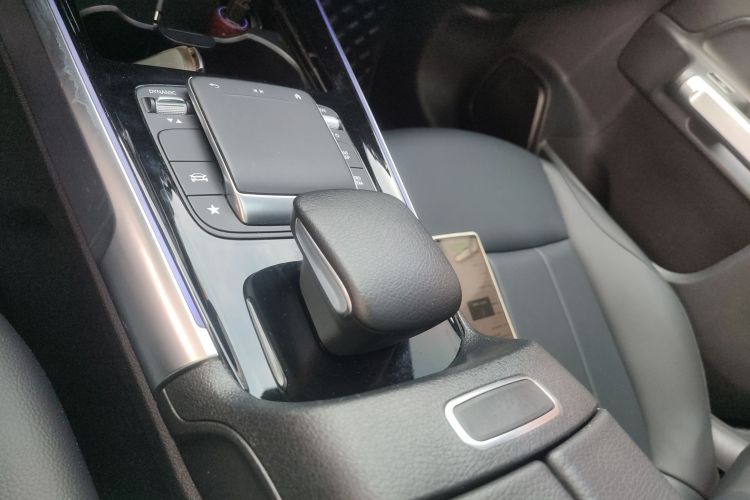 奔驰GLB 2023款 改款 GLB 200 动感型中控内饰18