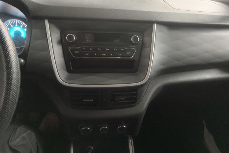 金杯 金海狮M经典 2022款 1.5L 工程狮客车 6座中控内饰16