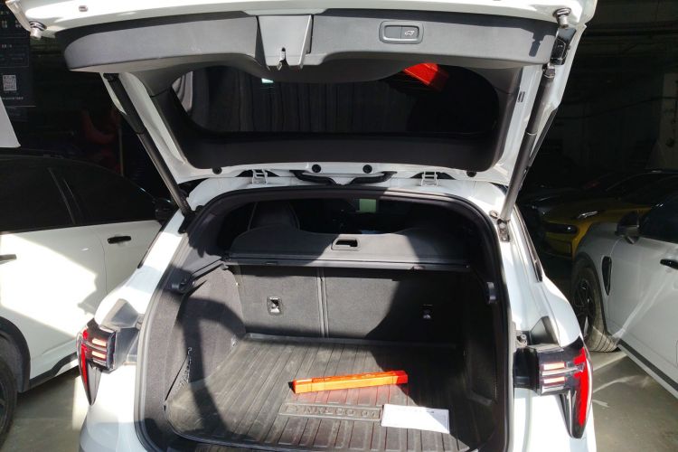 领克01 EM-P 2023款 1.5TD EM-P PM机舱底盘23