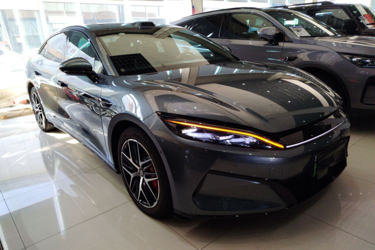 比亚迪 汉L 2025款 DM-p 四驱激光雷达旗舰型车身外观3