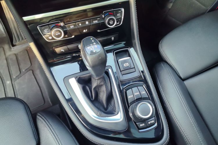 宝马2系旅行车(进口) 2015款 218i 运动设计套装中控内饰18