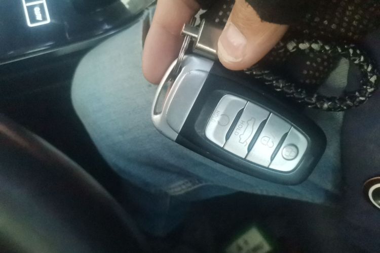 红旗H5 2019款 30TD 型动版中控内饰7001