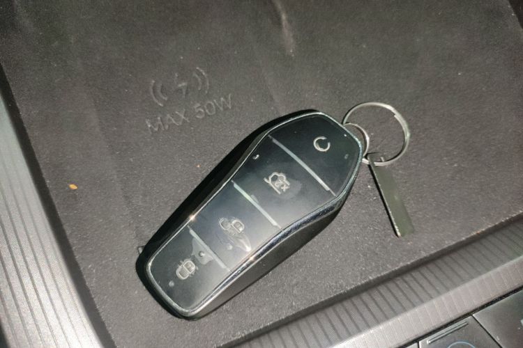 比亚迪 汉L 2025款 DM-p 四驱激光雷达旗舰型中控内饰7001