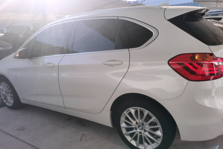 宝马2系旅行车 2018款 218i 领先型车身外观6003