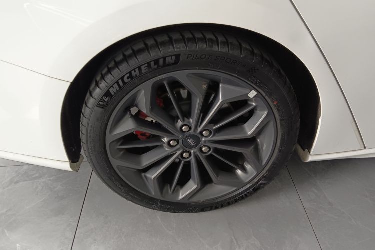 福特 福克斯 2022款 三厢 EcoBoost 180 自动ST Line车身外观6002