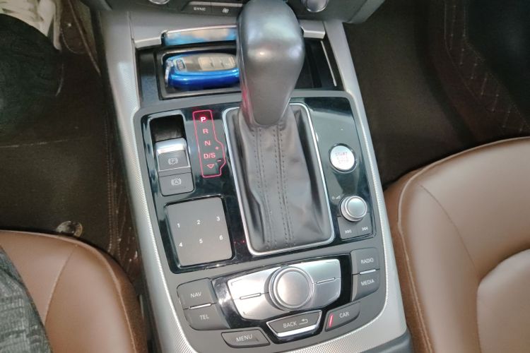 奥迪A6L 2018款 30周年年型 45 TFSI quattro 运动型中控内饰18