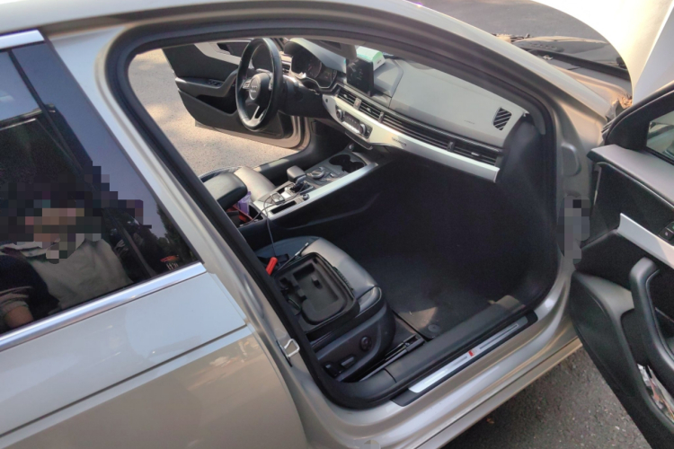 奥迪A4L 2018款 30周年年型 45 TFSI quattro 个性运动版局部细节9005