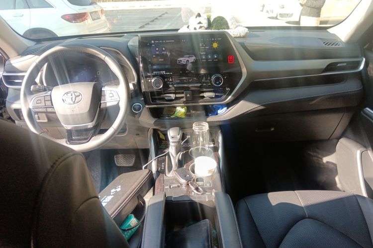 丰田 汉兰达 2024款 2.5L智能电混双擎四驱尊贵版 7座中控内饰12