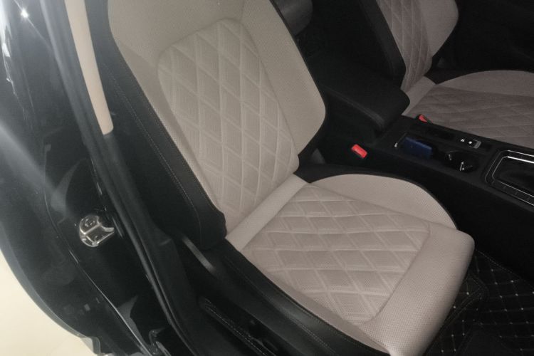 大众 迈腾 2023款 200万辆纪念版 330TSI DSG豪华型局部细节41