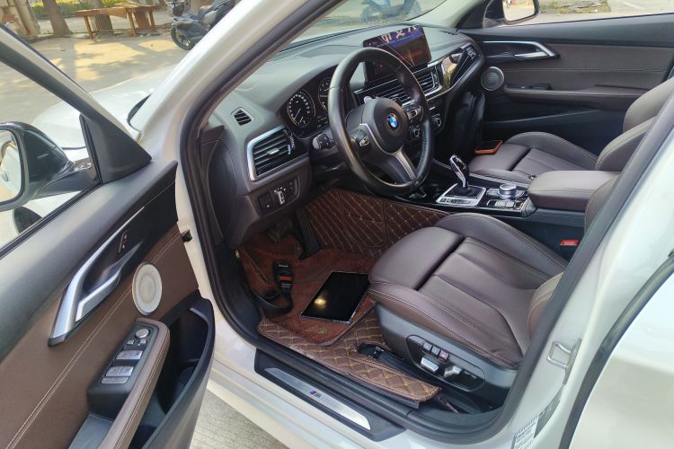 宝马1系 2022款 125i M运动曜夜版中控内饰7003