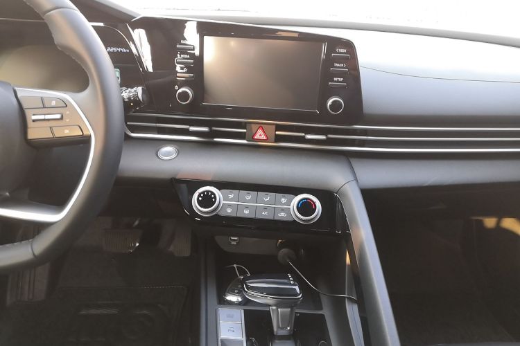 现代 伊兰特 2022款 1.5L CVT GLX精英版中控内饰16