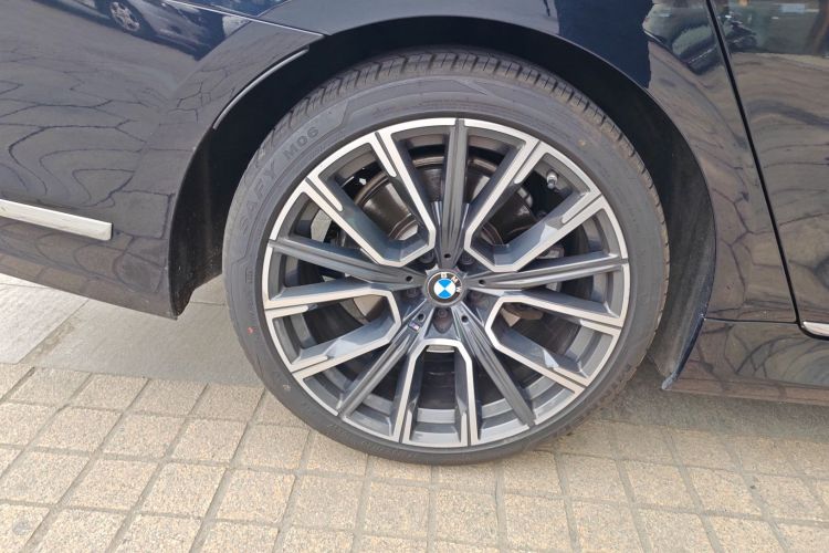 宝马7系 2021款 740Li 领先型 M运动套装车身外观6002