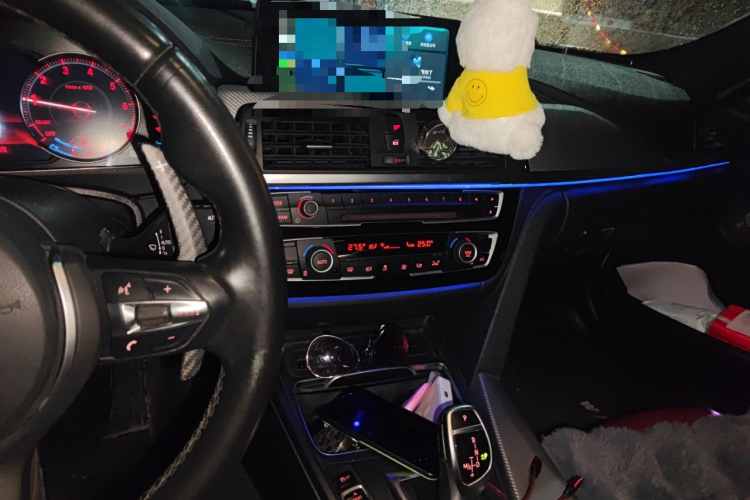 宝马3系 2019款 320i M运动曜夜版中控内饰16