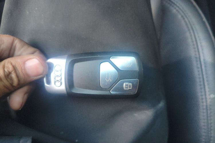 奥迪A4L 2017款 40 TFSI 时尚型中控内饰7001