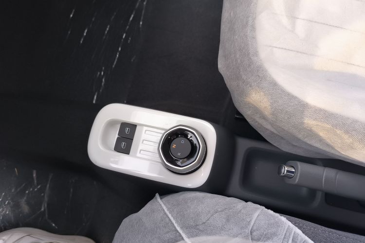 吉利银河 2025款 210km 熊猫卡丁中控内饰18