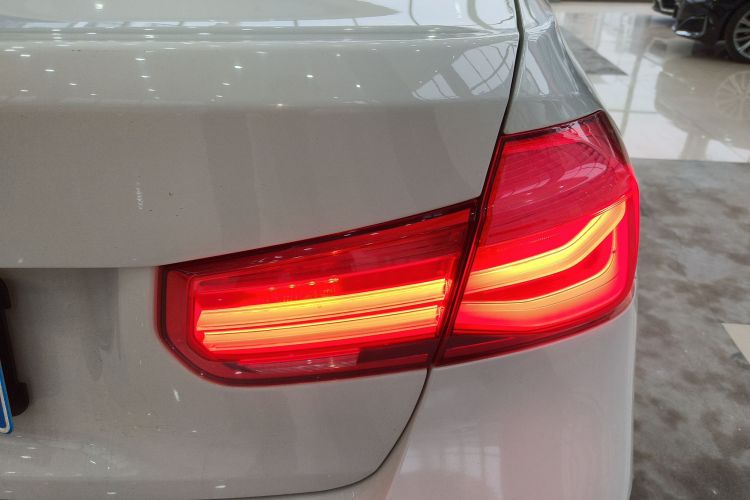 宝马3系 2019款 320i M运动套装车身外观9