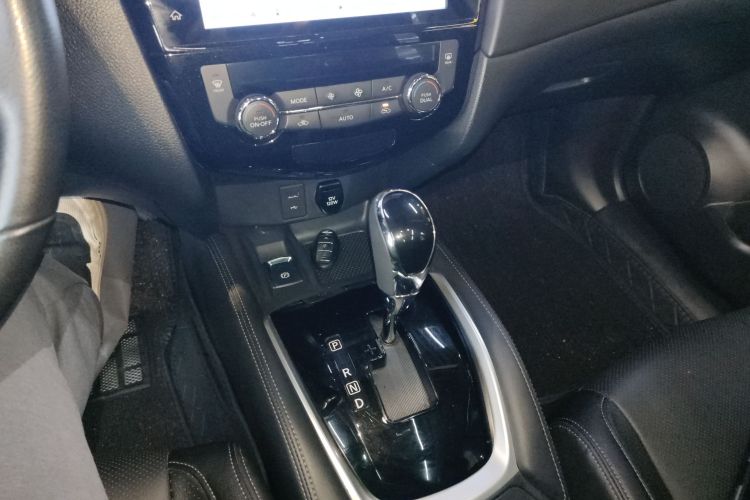 日产 奇骏 2023款 经典 2.0L 两驱智联臻享版中控内饰18