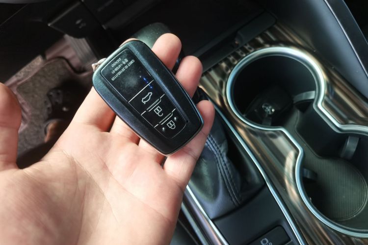 丰田 凯美瑞 2018款 2.0G 豪华版中控内饰11