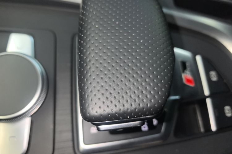 奥迪A4L 2019款 40 TFSI 时尚型 国V中控内饰11