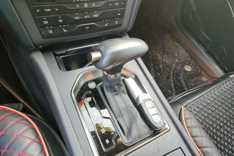 红旗H7 2019款 2.0T 旗舰版中控内饰18