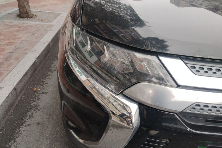 三菱 欧蓝德 2020款 2.4L 四驱致享版 7座车身外观6006