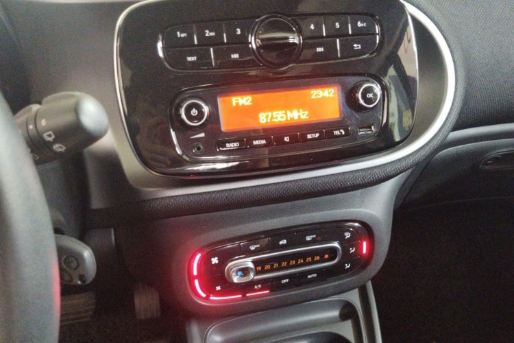 smart fortwo 2019款 0.9T 66千瓦硬顶风擎版 国VI局部细节16