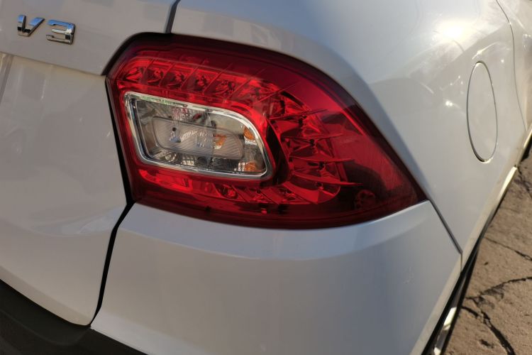 中华V3 2016款 1.5L 自动舒适型车身外观9