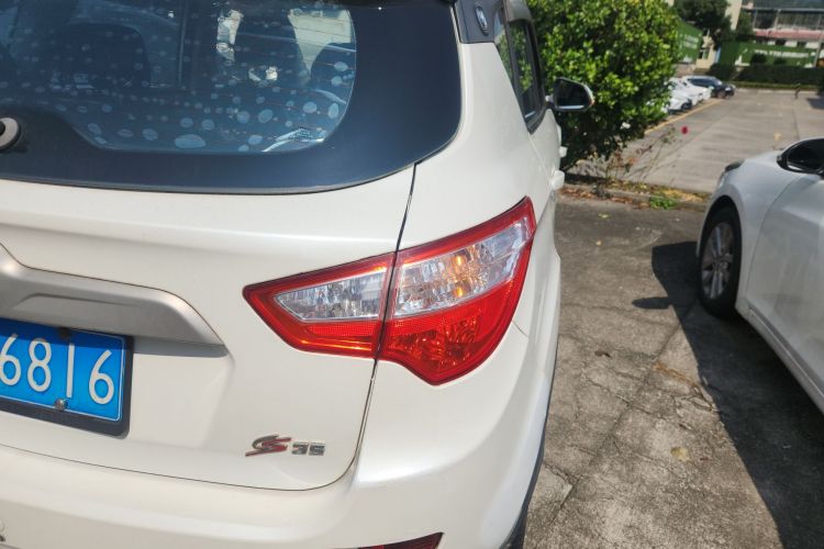 长安CS35 2014款 1.6L 手动豪华型 国IV车身外观6006