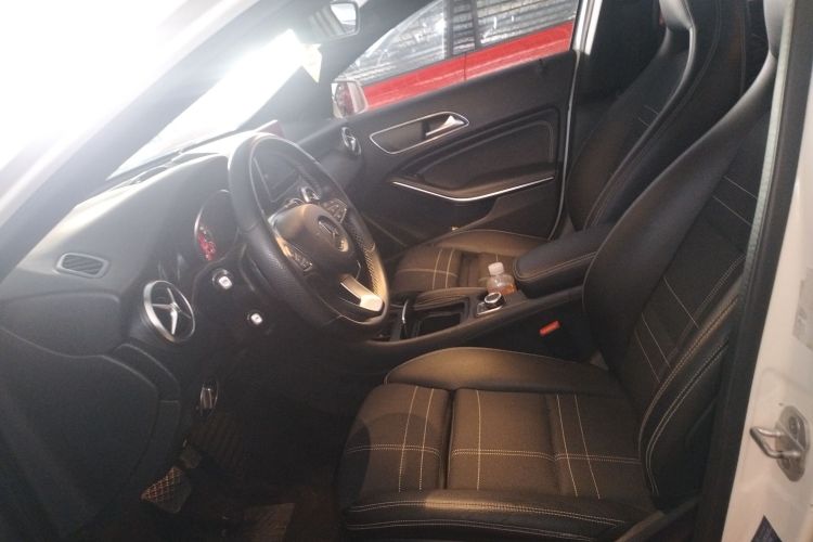 奔驰A级(进口) 2016款 A 200 时尚型中控内饰19