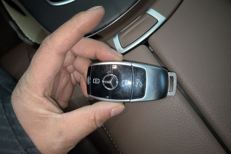 奔驰E级 2023款 E 300 L 运动时尚型中控内饰11