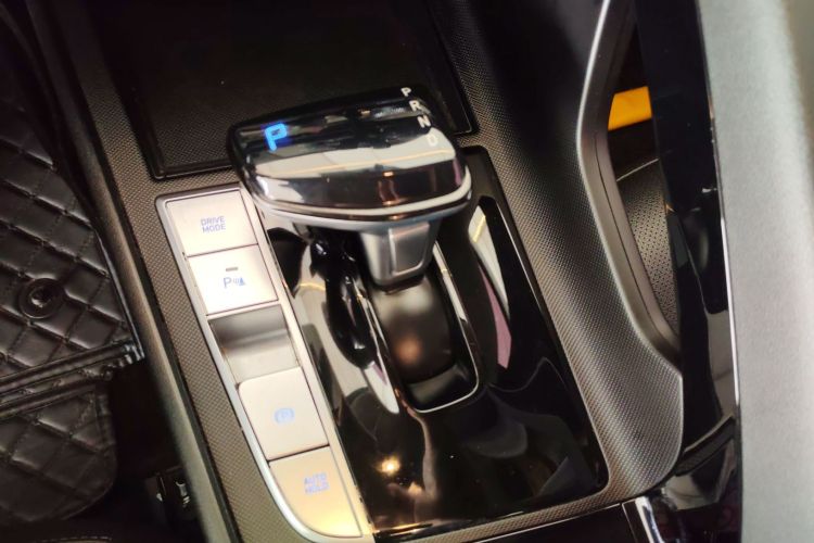 现代 伊兰特 2023款 1.5L CVT GLX精英版中控内饰18