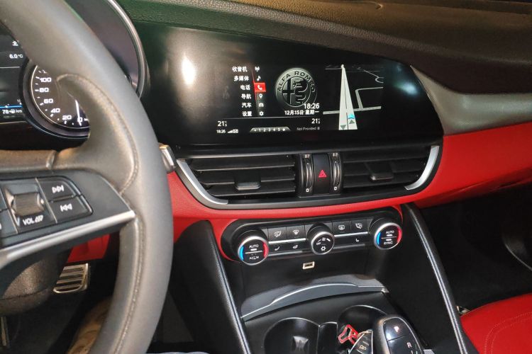 阿尔法·罗密欧 Giulia朱丽叶 2017款 2.0T 280HP Milano限量版中控内饰16