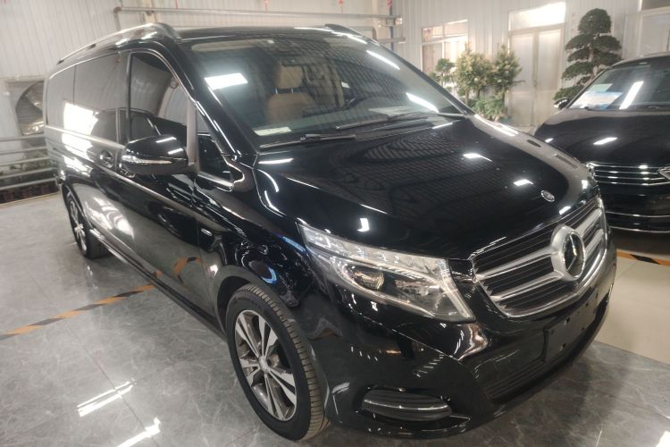 奔驰V级 2016款 V 260 L 尊贵加长版车身外观3
