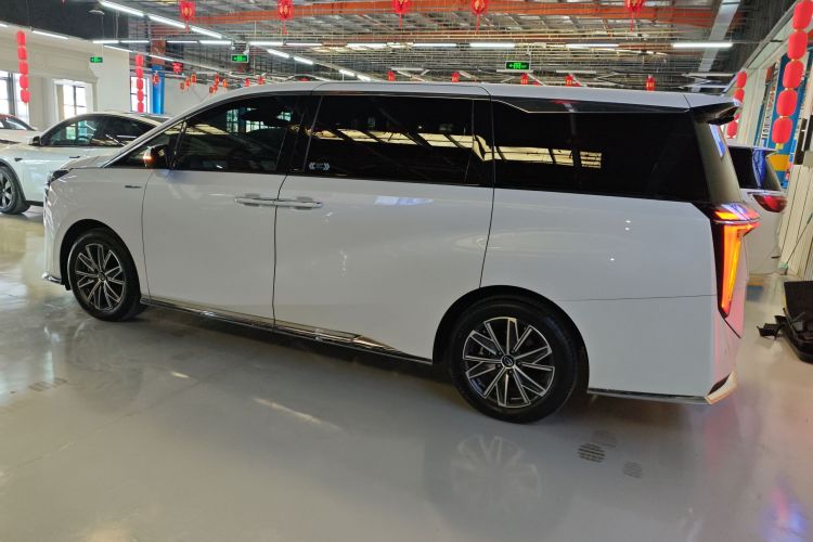 广汽传祺 传祺M8 2024款 大师系列 400T 尊贵版车身外观6003