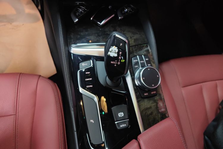 宝马5系 2018款 改款 530Li 领先型 M运动套装中控内饰18