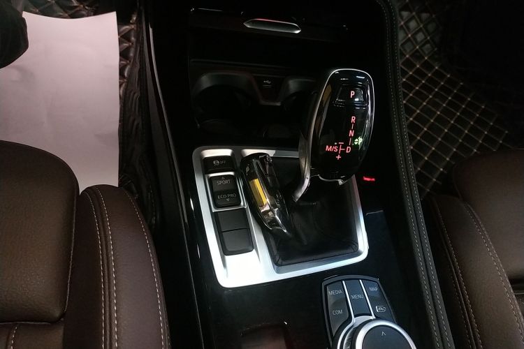 宝马1系 2021款 改款 125i M运动曜夜版局部细节18