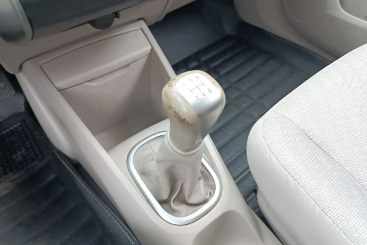 启辰D50 2015款 1.6L 手动时尚版中控内饰18