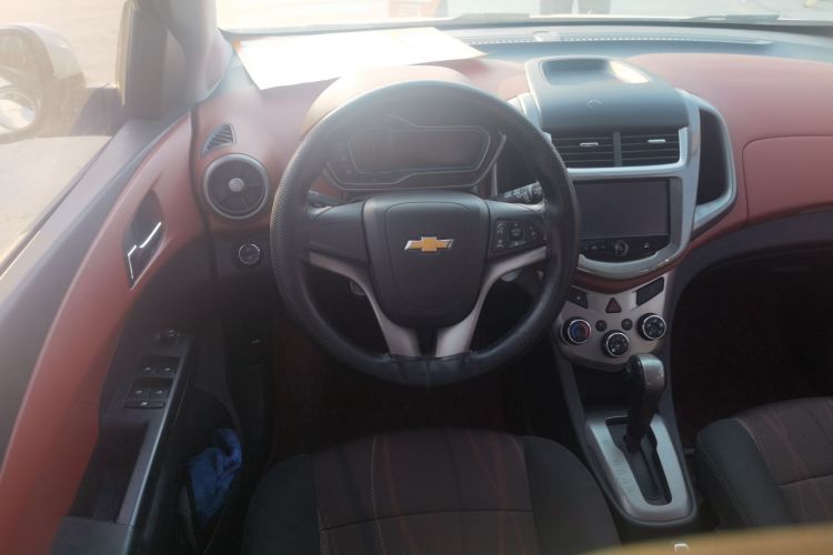 雪佛兰 爱唯欧 2014款 两厢 1.6SX AT 风尚版中控内饰13