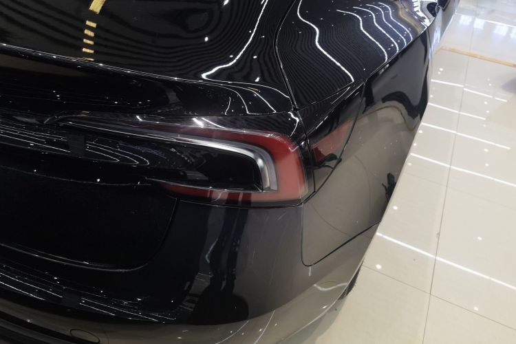 特斯拉 Model 3 2023款 长续航全轮驱动版车身外观9