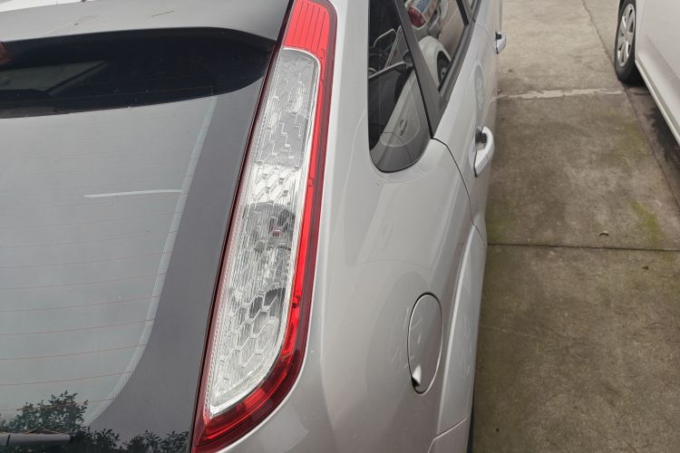 福特 福克斯 2013款 两厢经典 1.8L 自动基本型车身外观9