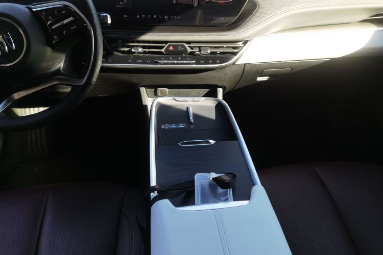 别克 君越 2023款 28T 越尊版中控内饰18