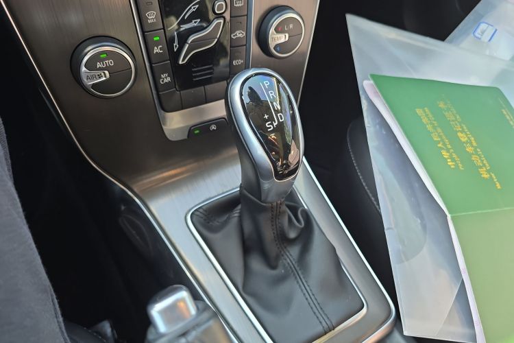 沃尔沃V40 2016款 T3 智逸版中控内饰18