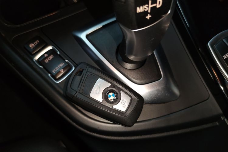 宝马3系 2016款 316i 时尚型中控内饰7001