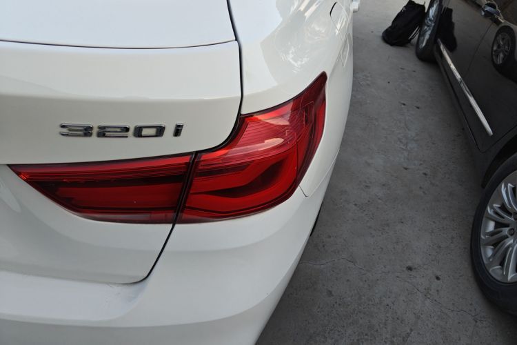 宝马3系GT 2019款 320i M运动型车身外观9