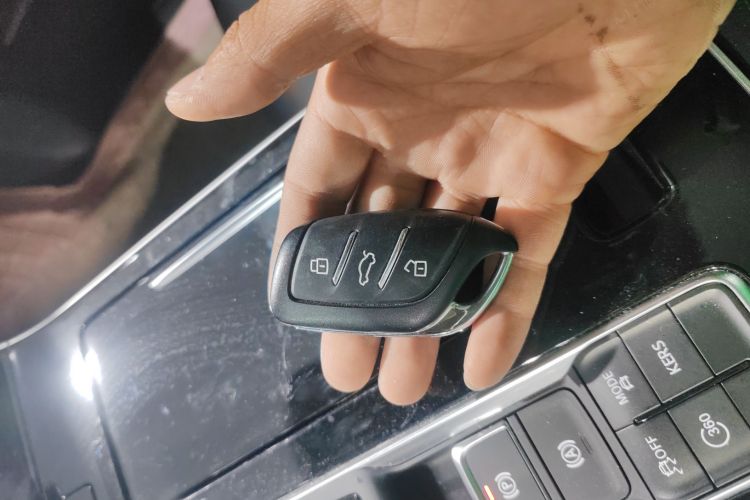 飞凡汽车 飞凡ER6 2021款 新动版 620km 智享版中控内饰7001